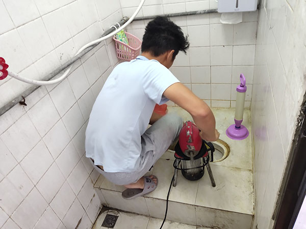 当阳管道堵塞冒臭气 专业师傅现场解决问题