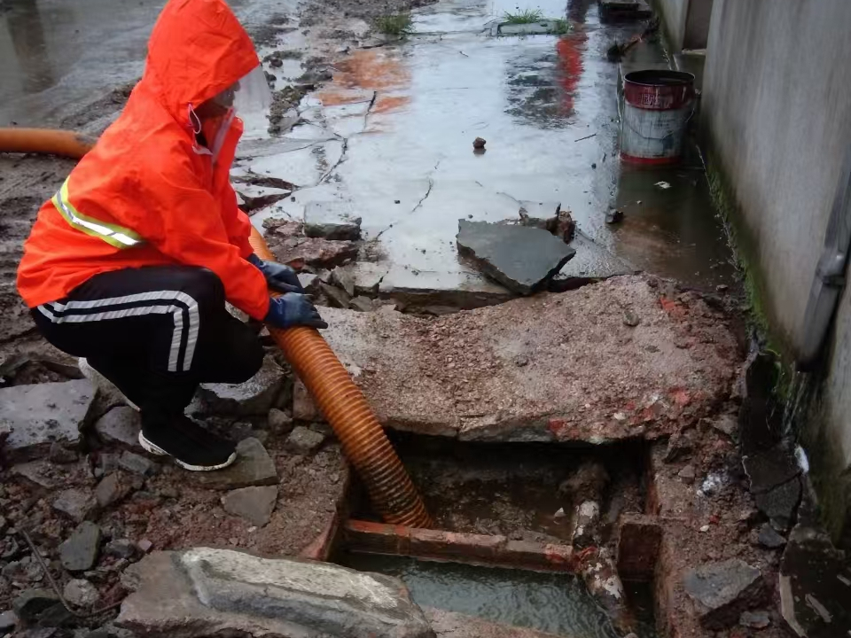 当阳专业清理污水池 炜誉市政以规范流程守护城市 “肠道”