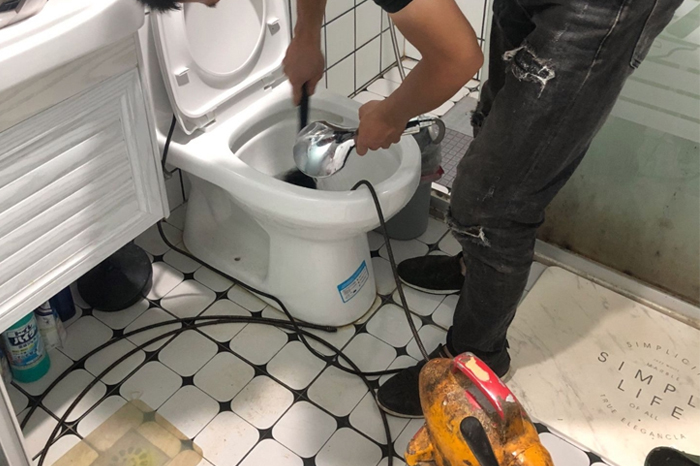 当阳马桶堵塞自己疏通还是找师傅?专业上门服务让你省时更省心